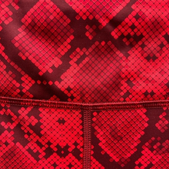 Lululemon Vent It Out Crop, size 6 - Picture 7 of 13